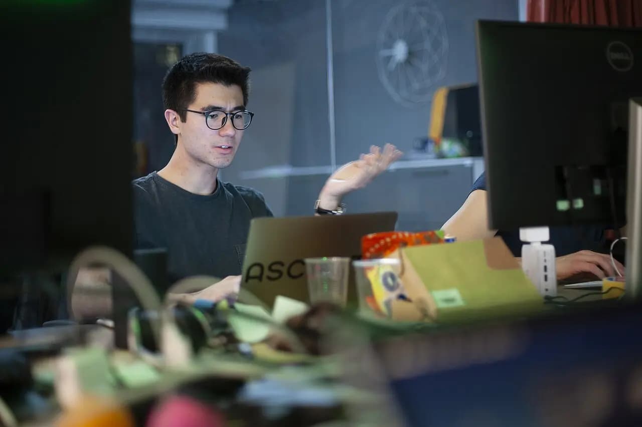 Profissional trabalha em um notebook durante uma maratona de desenvolvimento de software.