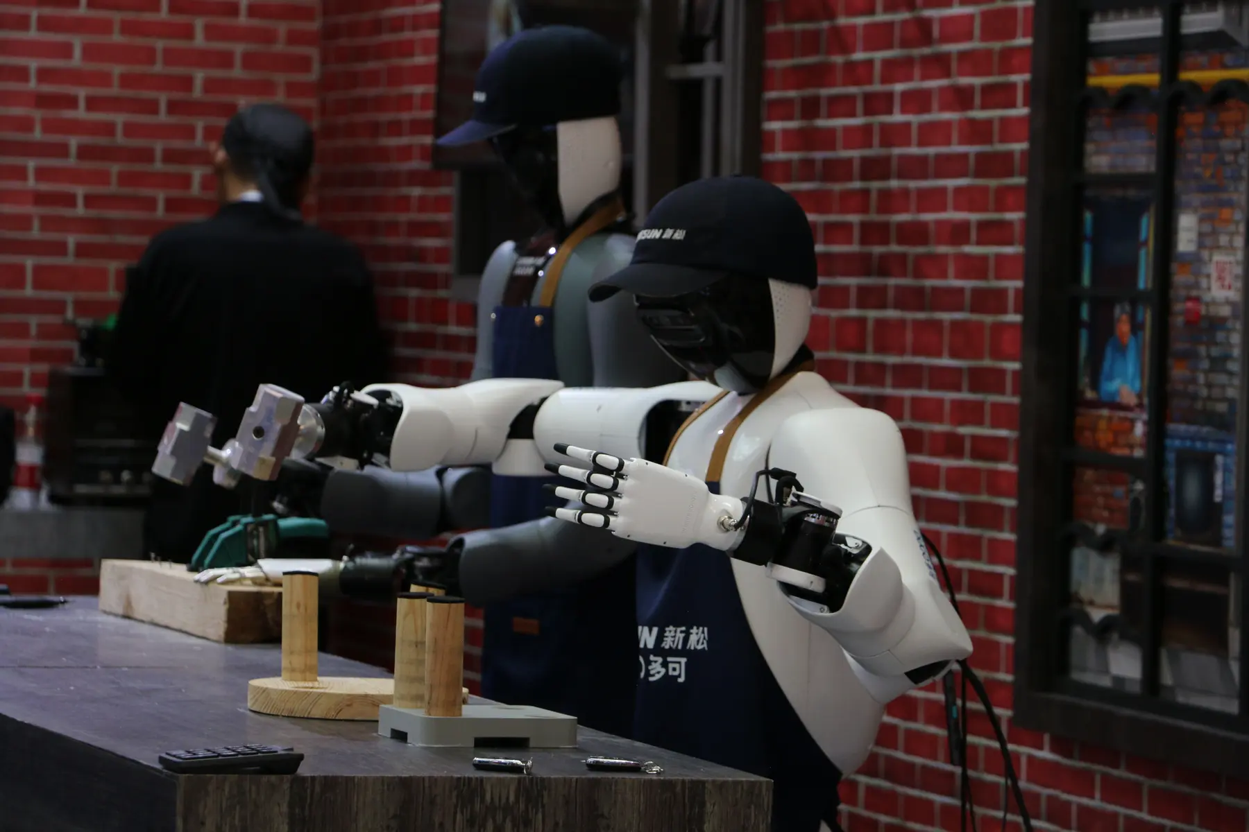 Robôs humanoides executam uma demonstração de manipulação em um evento de inteligência artificial.